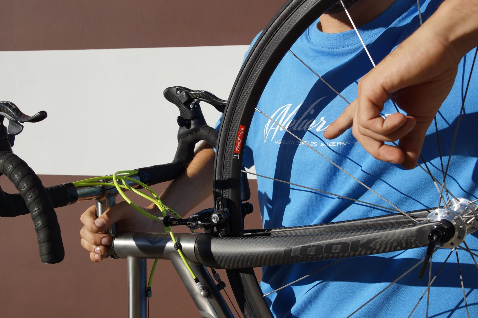 Bastien et la MAJORIS Ti, prototype de roue à rayons en titane, en 2015