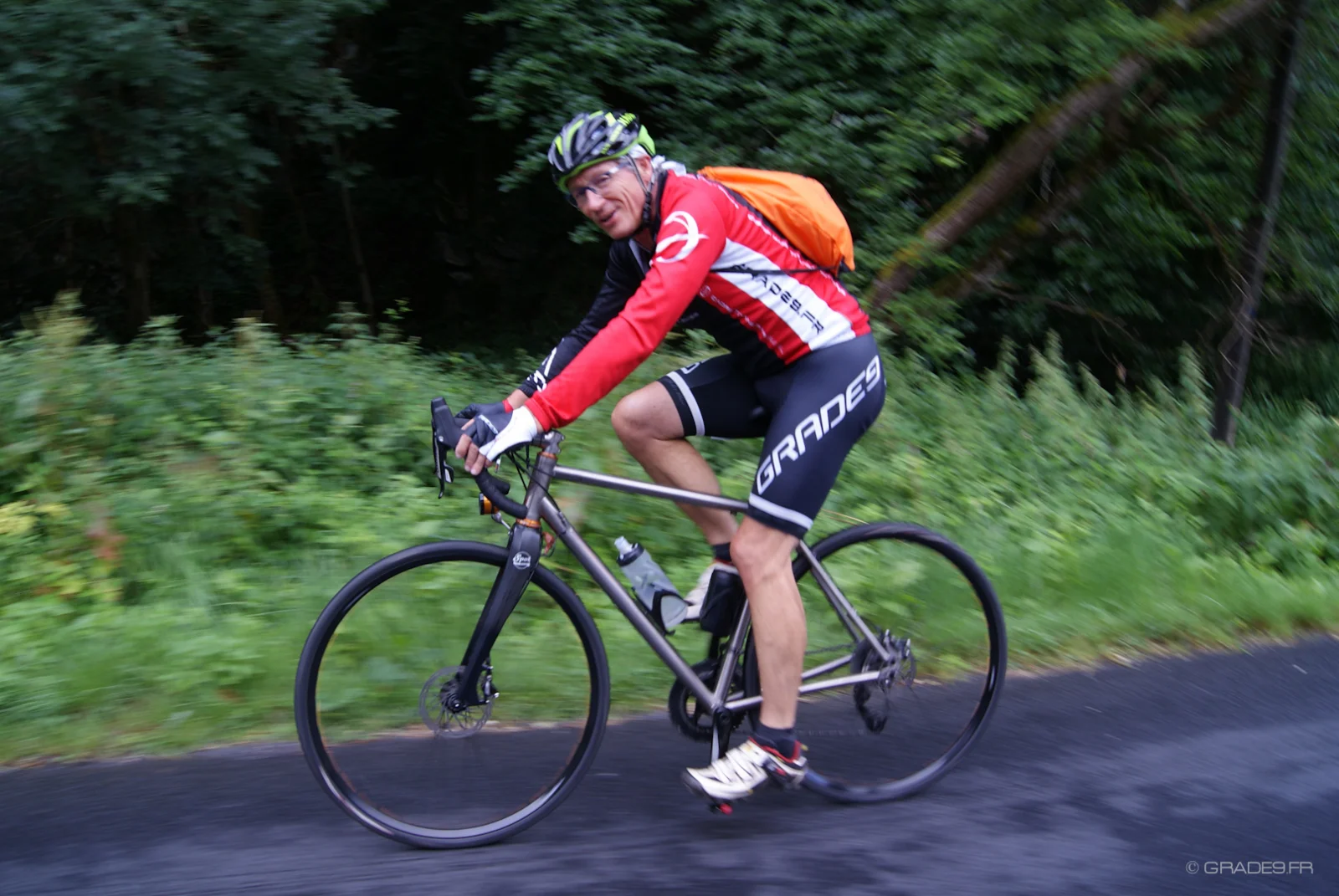 Patrick sur sa randonneuse du Concours de Machines 2016, dans la montée du Béal, en 2017
