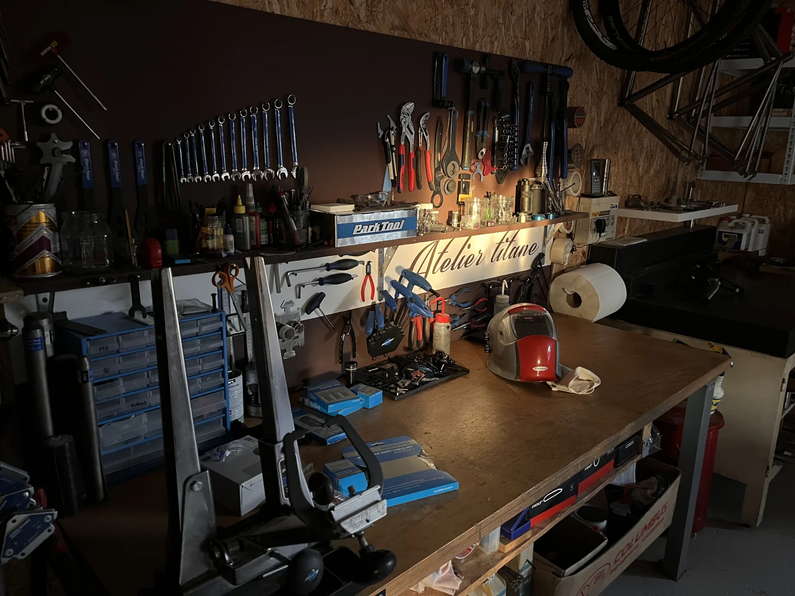L'établi du troisième atelier, en 2023